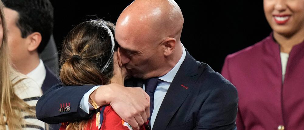 Luis Rubiales hatte bei der WM im August 2023 den Kopf der Spielerin Jenny Hermoso mit beiden Händen festgehalten und sie auf den Mund geküsst.