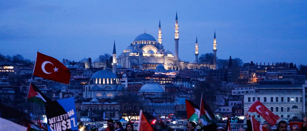 Demonstranten versammeln sich mit türkischen und palästinensischen Fahnen zu einem Marsch zur Unterstützung der Palästinenser.