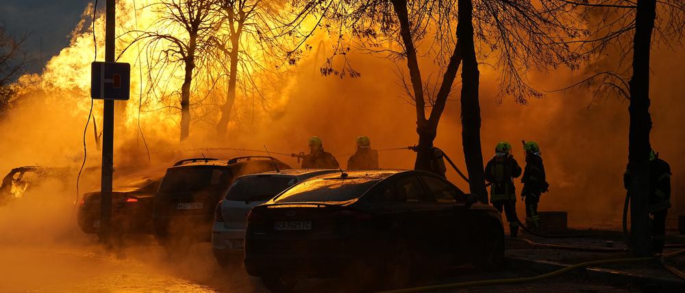 Feuerwehrleute löschen ein Feuer nach einem russischen Angriff in Kiew.