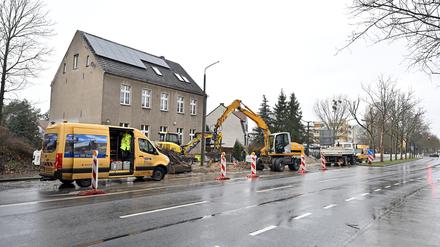 Potsdam, 02.01.2024, Lokales, Wasserrohrbruch, Neuendorfer Straße, Neuendorfer Strasse, Baustelle, Foto: Ottmar Winter PNN ACHTUNG: Foto ist ausschließlich für redaktionelle Berichterstattung der PNN und des TGSP! Eine kommerzielle Nutzung, z.B. Werbung, ist ausgeschlossen. Die Weitergabe an nicht autorisierte Dritte, insbesondere eine weitergehende Vermarktung über Bilddatenbanken, ist unzulässig.
