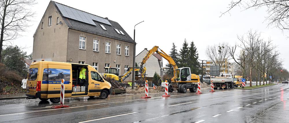 Potsdam, 02.01.2024, Lokales, Wasserrohrbruch, Neuendorfer Straße, Neuendorfer Strasse, Baustelle, Foto: Ottmar Winter PNN ACHTUNG: Foto ist ausschließlich für redaktionelle Berichterstattung der PNN und des TGSP! Eine kommerzielle Nutzung, z.B. Werbung, ist ausgeschlossen. Die Weitergabe an nicht autorisierte Dritte, insbesondere eine weitergehende Vermarktung über Bilddatenbanken, ist unzulässig.