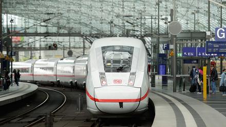 Ein ICE steht an einem Bahnsteig im Berliner Hauptbahnhof. 