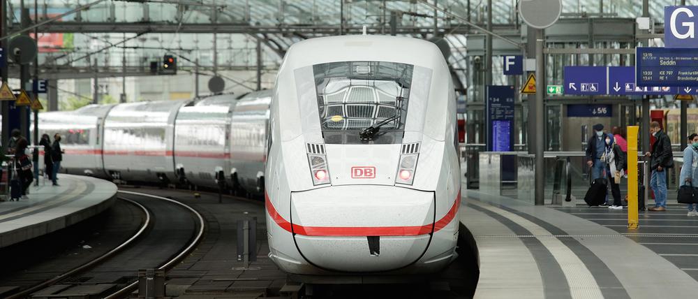 Ein ICE steht an einem Bahnsteig im Berliner Hauptbahnhof. 