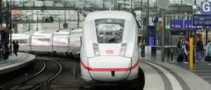 Ein ICE steht an einem Bahnsteig im Berliner Hauptbahnhof.