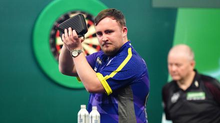 Luke Littler jubelt über seinen Sieg im Halbfinale der Darts-WM.