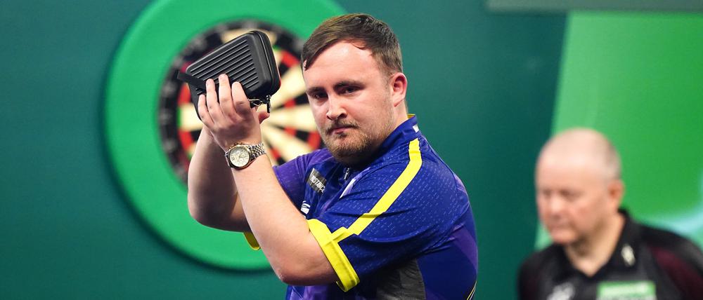 Luke Littler jubelt über seinen Sieg im Halbfinale der Darts-WM.