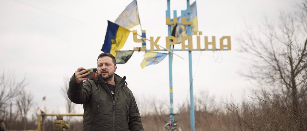 Der ukrainische Präsident Wolodymyr Selenskyj besucht kurz vor Silvester die Frontstadt Awdijiwka.