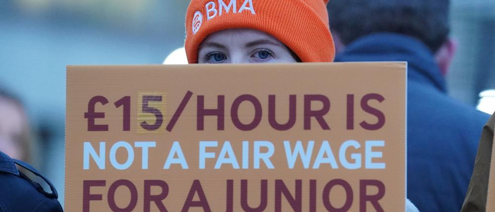 Assistenzärzte und Mitglieder der British Medical Association (BMA) streiken vor dem St. Thomas Hospital.
