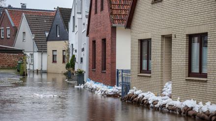 Die Hochwasserlage macht den Menschen in den betroffenen Regionen Deutschlands weiter zu schaffen.