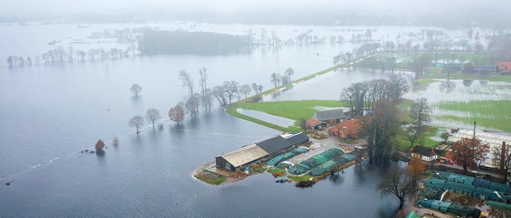 Ein Hof im Bremer Ortsteil Timmersloh steht unter Wasser. Da nach den Vorhersagen des Deutschen Wetterdienstes (DWD) weiter mit starkem Regen zu rechnen ist, bleibt die Lage angespannt. 
