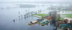 Ein Hof im Bremer Ortsteil Timmersloh steht unter Wasser. Da nach den Vorhersagen des Deutschen Wetterdienstes (DWD) weiter mit starkem Regen zu rechnen ist, bleibt die Lage angespannt. 