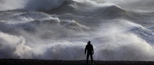 Hohe Wellen vor der Küste Südenglands.
