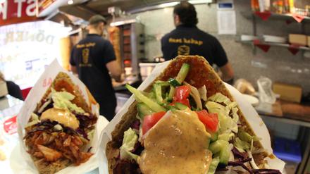 Viele Menschen essen gerne Döner.