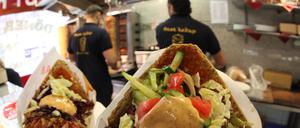 Viele Menschen essen gerne Döner.