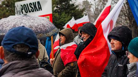 Anhänger der abgewählten nationalpopulistischen PiS protestieren vor dem Hauptquartier des staatlichen Senders TVP.