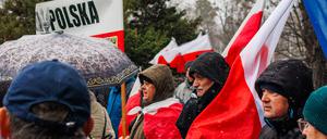 Anhänger der abgewählten nationalpopulistischen PiS protestieren vor dem Hauptquartier des staatlichen Senders TVP.