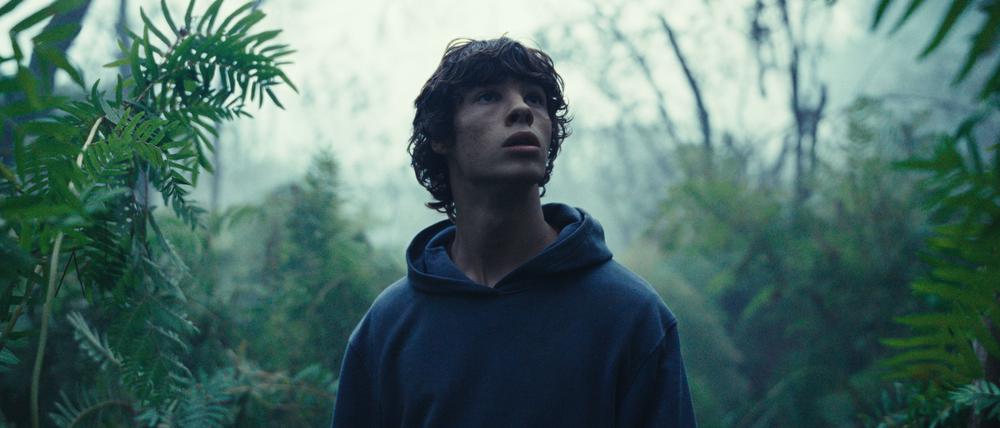 Durch die Augen des Teenagers entwickelt Émile (Paul Kircher) zunehmend eine Zärtlichkeit für die neuen queeren Lebensformen.