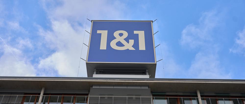 Das Firmenlogo auf dem Dach des Firmengebäudes des Internet- und Mobilfunkunternehmens 1&1 in Montabaur (Archivbild).