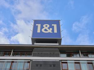 Das Firmenlogo auf dem Dach des Firmengebäudes des Internet- und Mobilfunkunternehmens 1&1.