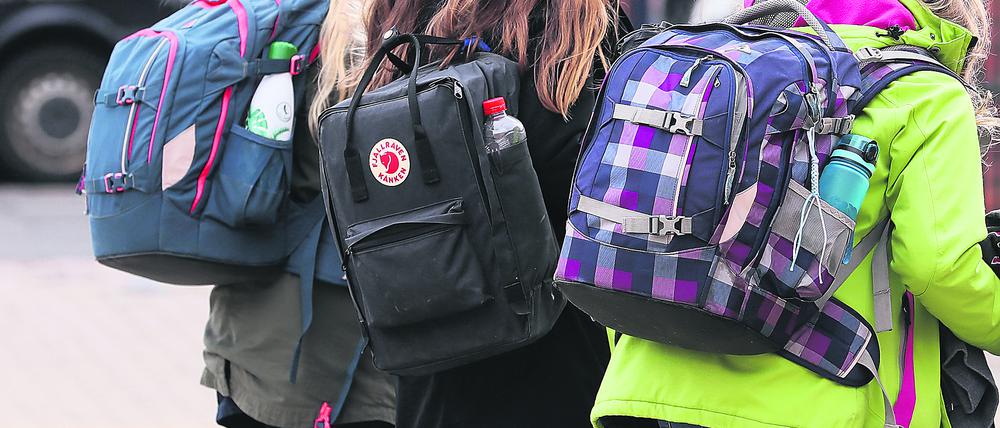 Kinder auf dem Weg zur Schule (Symbolbild).