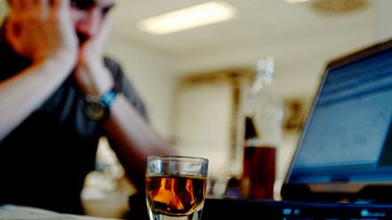 Berlin Alkohol am Arbeitsplatz Symbolfoto: trinken, heimlich trinken, Trinker, Sucht Foto: doris spiekermann-klaas