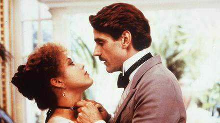 Jeremy Irons als Charles Swann in der „Eine Liebe von Swann“-Verfilmung von Volker Schlöndorff. Links Ornella Muti als Odette.   