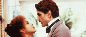 Jeremy Irons als Charles Swann in der „Eine Liebe von Swann“-Verfilmung von Volker Schlöndorff. Links Ornella Muti als Odette.   