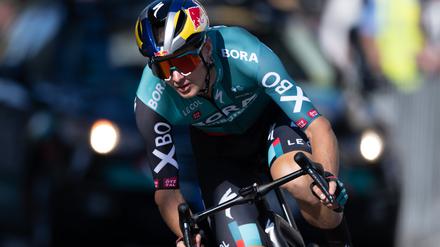 ARCHIV - 24.08.2022, Thüringen, Weimar: Radsport: Deutschland Tour, Weimar, 2,6 km, Prolog, Einzelzeitfahren. Anton Palzer vom Team BORA · hansgrohe. Mit dem Radprofi hat Red Bull bereits eine Partnerschaft, bald könnte der Konzern beim Bora-hansgrohe-Team einsteigen. (zu dpa: «Red Bull vor Einstieg bei Radrennstall Bora-hansgrohe») Foto: Hendrik Schmidt/dpa +++ dpa-Bildfunk +++