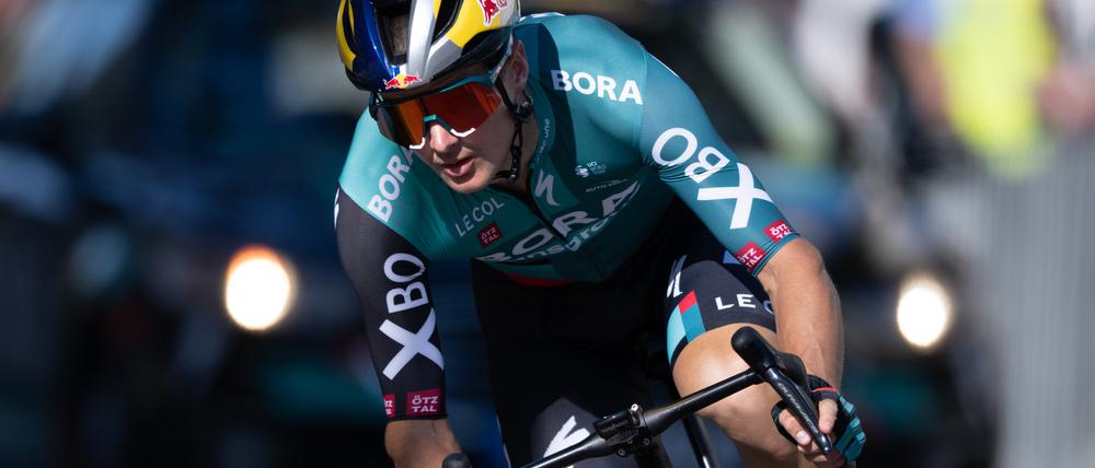 ARCHIV - 24.08.2022, Thüringen, Weimar: Radsport: Deutschland Tour, Weimar, 2,6 km, Prolog, Einzelzeitfahren. Anton Palzer vom Team BORA · hansgrohe. Mit dem Radprofi hat Red Bull bereits eine Partnerschaft, bald könnte der Konzern beim Bora-hansgrohe-Team einsteigen. (zu dpa: «Red Bull vor Einstieg bei Radrennstall Bora-hansgrohe») Foto: Hendrik Schmidt/dpa +++ dpa-Bildfunk +++