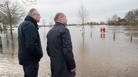 Bundeskanzler Olaf Scholz und der niedersächsische Ministerpräsident Stephan Weil an der überfluteten Aller in Verden.