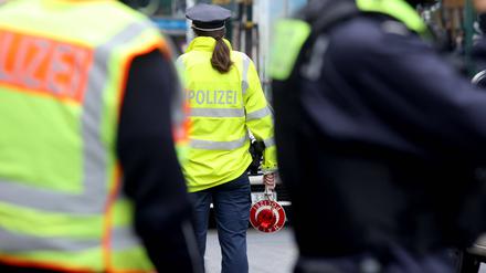Die Polizei führt in der Schönhauser Allee eine Verkehrskontrolle durch. 
