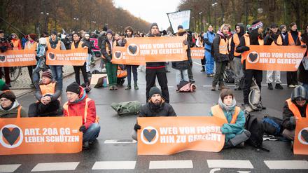 Demonstranten der Klimaschutzgruppe «Letzte Generation» und anderer Gruppierungen blockieren die Straße des 17. Juni. 