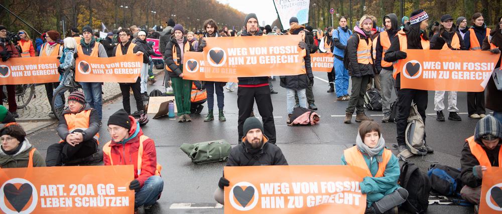 Demonstranten der Klimaschutzgruppe «Letzte Generation» und anderer Gruppierungen blockieren die Straße des 17. Juni.