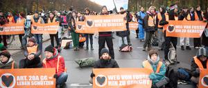 Demonstranten der Klimaschutzgruppe «Letzte Generation» und anderer Gruppierungen blockieren die Straße des 17. Juni. 