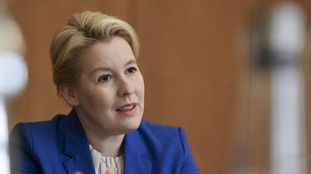 Franziska Giffey (SPD), Senatorin für Wirtschaft, Energie und Betriebe von Berlin, spricht bei einem dpa-Interview in ihrem Büro im Roten Rathaus.