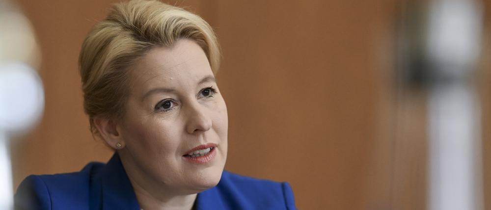 Franziska Giffey (SPD), Senatorin für Wirtschaft, Energie und Betriebe von Berlin, spricht bei einem dpa-Interview in ihrem Büro im Roten Rathaus.