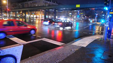 Nach Schneeregen kann es auf den Straßen glatt werden.