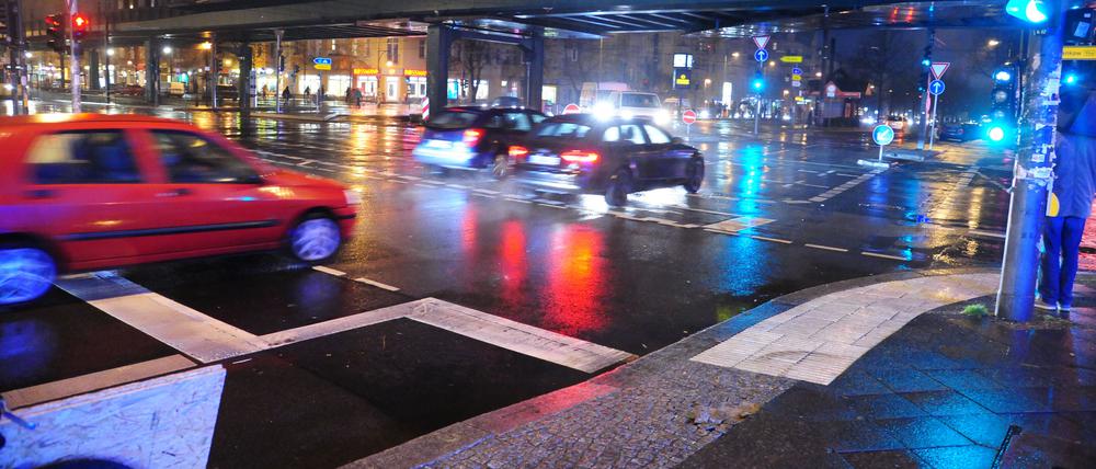 Nach Schneeregen kann es auf den Straßen glatt werden.