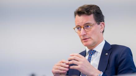 Hendrik Wüst (CDU), Ministerpräsident von Nordrhein-Westfalen, spricht während eines Interviews im Landesbüro der dpa.