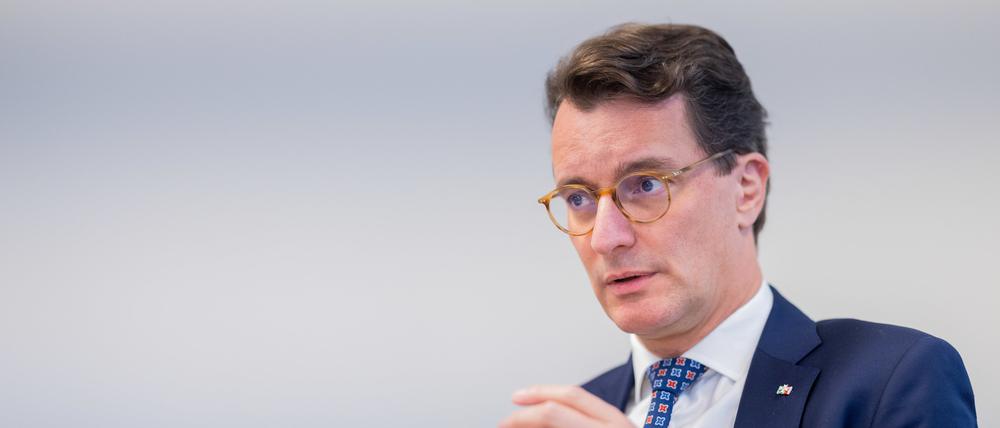 Hendrik Wüst (CDU), Ministerpräsident von Nordrhein-Westfalen, spricht während eines Interviews im Landesbüro der dpa.