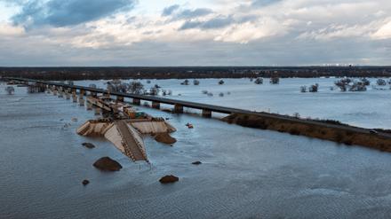 Das Elbehochwasser hat die Baustelle der A14-Brücke überflutet (Aufnahme mit einer Drohne). Die Brücke soll einmal die Autobahnanschlussstellen zwischen Wittenberge in Brandenburg und Seehausen in Sachsen-Anhalt verbinden. 