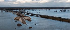 Das Elbehochwasser hat die Baustelle der A14-Brücke überflutet (Aufnahme mit einer Drohne). Die Brücke soll einmal die Autobahnanschlussstellen zwischen Wittenberge in Brandenburg und Seehausen in Sachsen-Anhalt verbinden. 