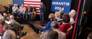 Der republikanische Präsidentschaftskandidat und Gouverneur von Florida Ron DeSantis während einer Wahlkampfveranstaltung in Waukee, Iowa.