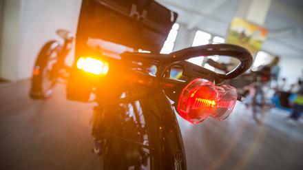 ARCHIV - 10.04.2018, Berlin: Ein Fahrradblinker der Firma Velokonzept blinkt an einem Liegerad. Die Bundesregierung will nun Blinker für alle Fahrräder beim Abbiegen erlauben.(zu dpa: "Bundesregierung will Blinker für alle Fahrräder erlauben") Foto: Arne Bänsch/dpa +++ dpa-Bildfunk +++