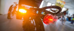 ARCHIV - 10.04.2018, Berlin: Ein Fahrradblinker der Firma Velokonzept blinkt an einem Liegerad. Die Bundesregierung will nun Blinker für alle Fahrräder beim Abbiegen erlauben.(zu dpa: "Bundesregierung will Blinker für alle Fahrräder erlauben") Foto: Arne Bänsch/dpa +++ dpa-Bildfunk +++