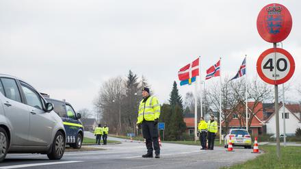 Dänische Polizisten kontrollieren am 04.01.2016 den deutsch-dänischen Grenzübergang Harrislee (Schleswig-Holstein).