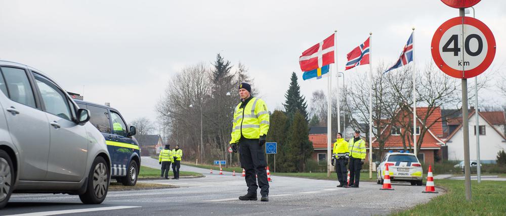 Dänische Polizisten kontrollieren am 04.01.2016 den deutsch-dänischen Grenzübergang Harrislee (Schleswig-Holstein).