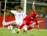 Türkeis Gökhan Ünal (r.) kämpft mit Griechenlands Paraskevas Antzas (l.) um den Ball während des EM-Qualifikationsspiels im Oktober 2007 im Ali-Sami-Yen-Stadion.
