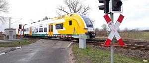 Potsdam, 21.02.2023 / Lokales / ODEG, Ostdeutsche Eisenbahn GmbH, Linie RE1, Zug, Eisenbahn, ÖPNV, OEPNV, beschrankter Bahnübergang, Bahnuebergang, bei Derwitz und Krielow in der Nähe (Naehe) von Werder (Havel), Foto: Ottmar Winter PNN ACHTUNG: Foto ist ausschließlich für redaktionelle Berichterstattung der PNN und des TGSP! Eine kommerzielle Nutzung, z.B. Werbung, ist ausgeschlossen. Die Weitergabe an nicht autorisierte Dritte, insbesondere eine weitergehende Vermarktung über Bilddatenbanken, ist unzulässig.