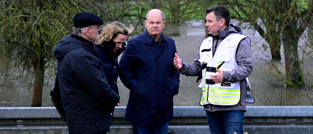 Reiner Haseloff, Steffi Lemke und Olaf Scholz im Hochwassergebiet.